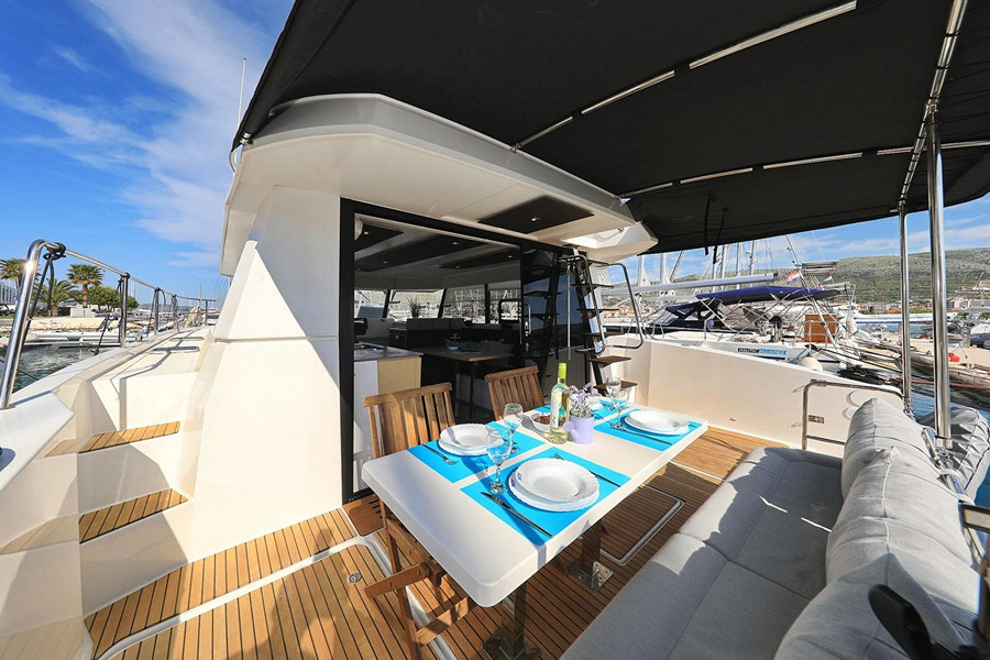 Catamaran de location Fountaine Pajot MY 37 salon extérieur