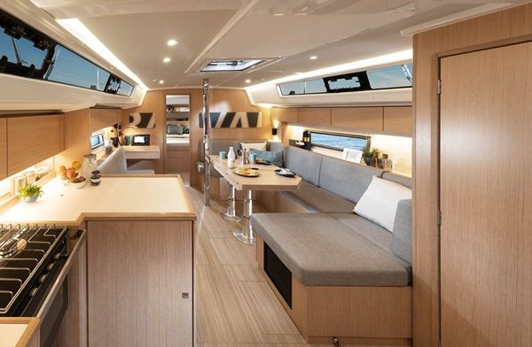 Voilier de location Bavaria 42 Cruiser (3 cab) salon