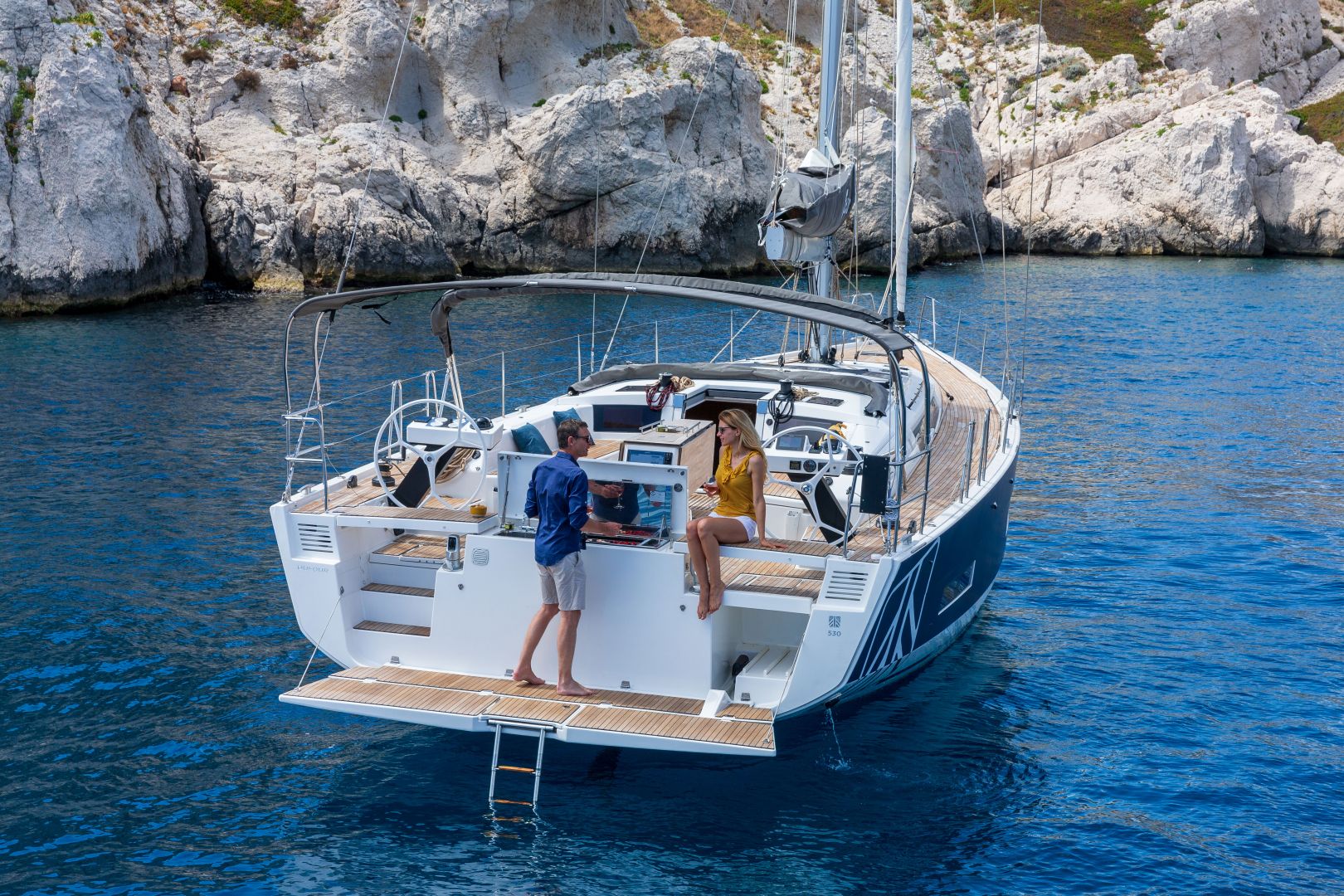 Velero de alquiler Dufour 530 plataforma de baño