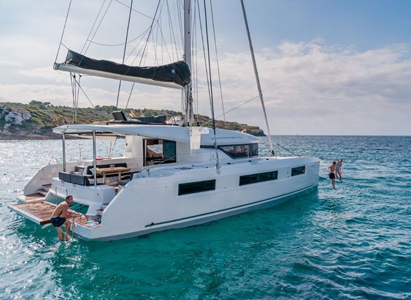 Catamaran de alquiler Lagoon 50 fondeado 