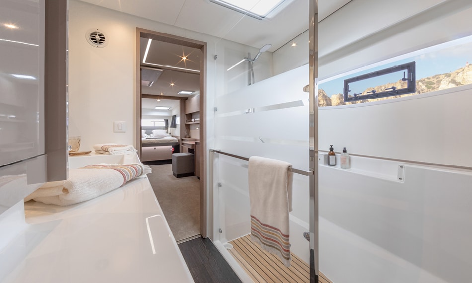 Catamaran de location Elba 45 salle de bain