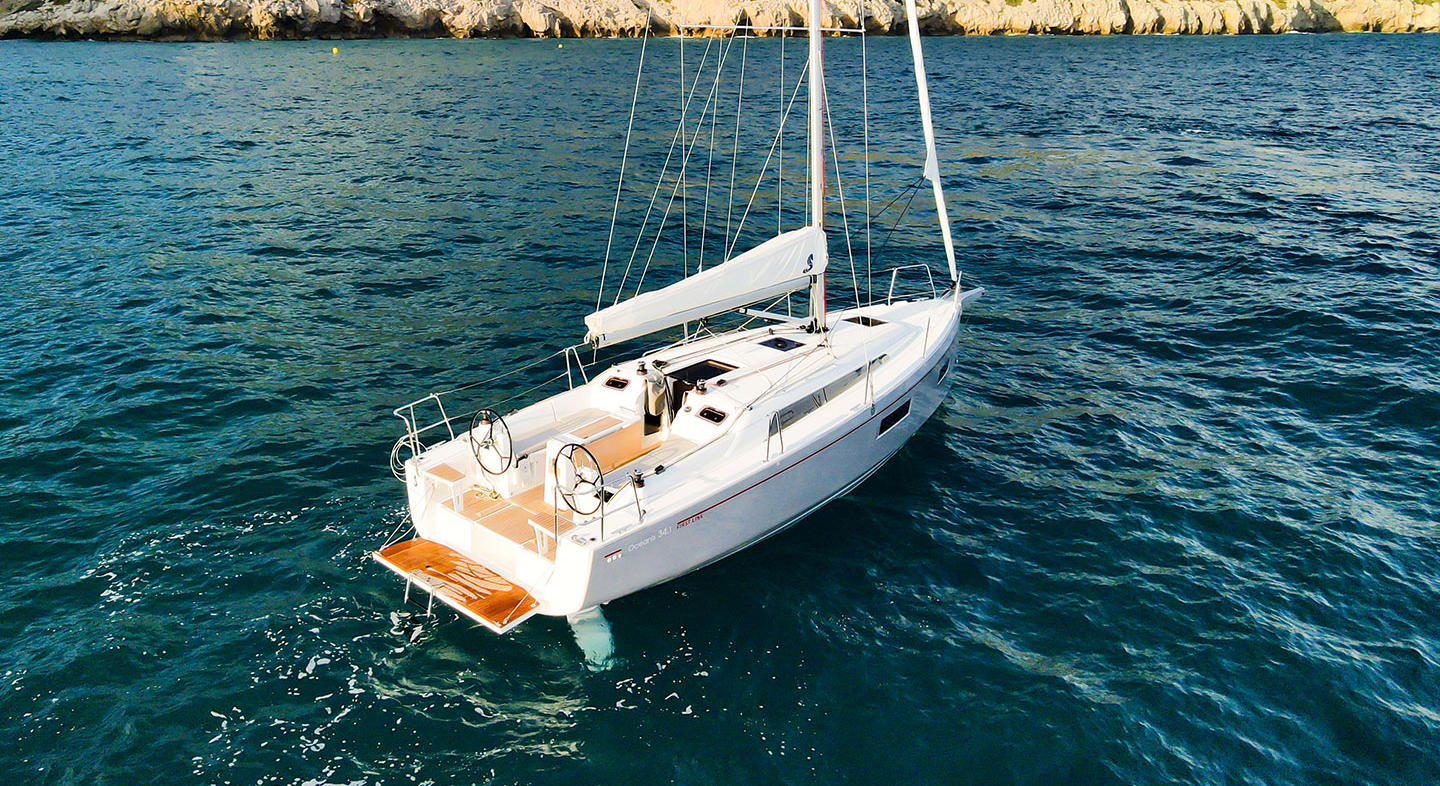 Rental sailing boat Oceanis 34.1 anchored