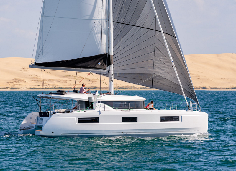 Rental catamaran Lagoon 46 sailing