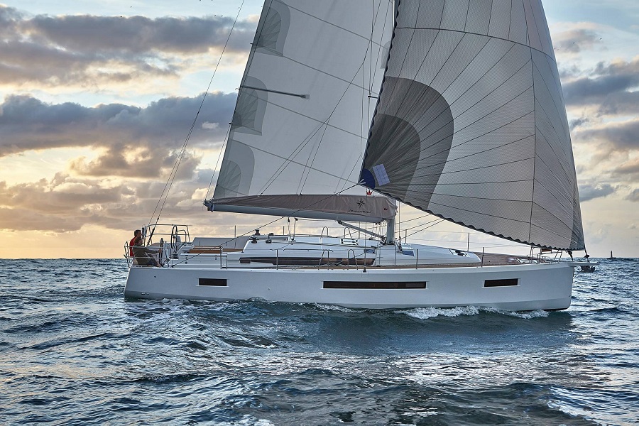 Арендный парусник Sun Odyssey 490 на ходу