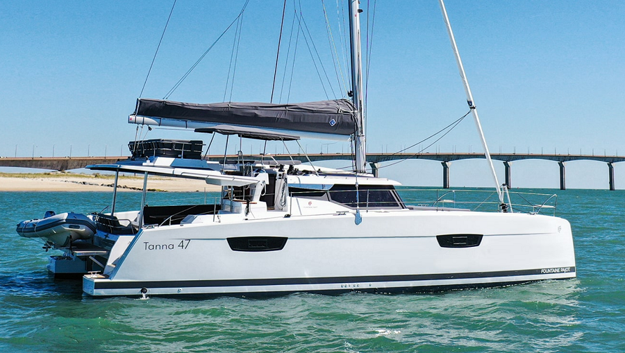 Catamaran de alquiler Fountaine Pajot exteriores