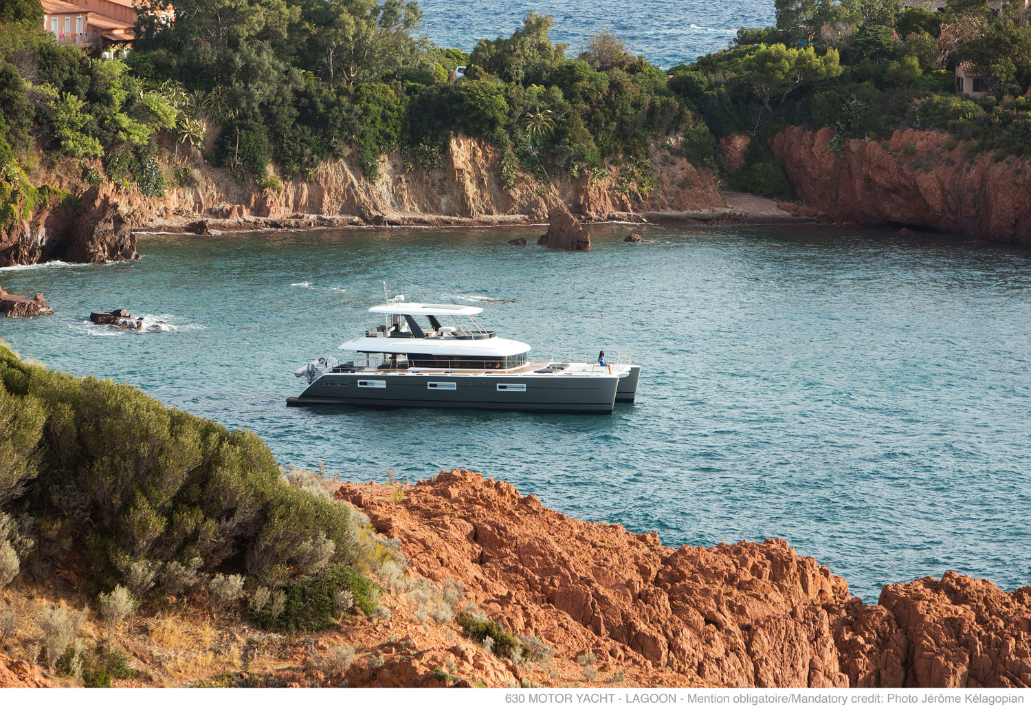 Catamaran de location Lagoon 630 Power cat (6 cab) ancré