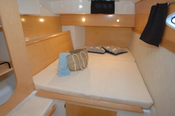 Lavezzi 40 location de catamaran, cabine