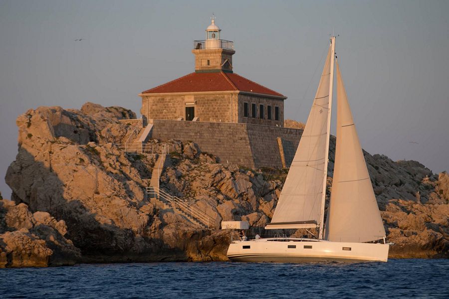 Velero de alquiler Jeanneau 54 - 4 + 1 cab navegando