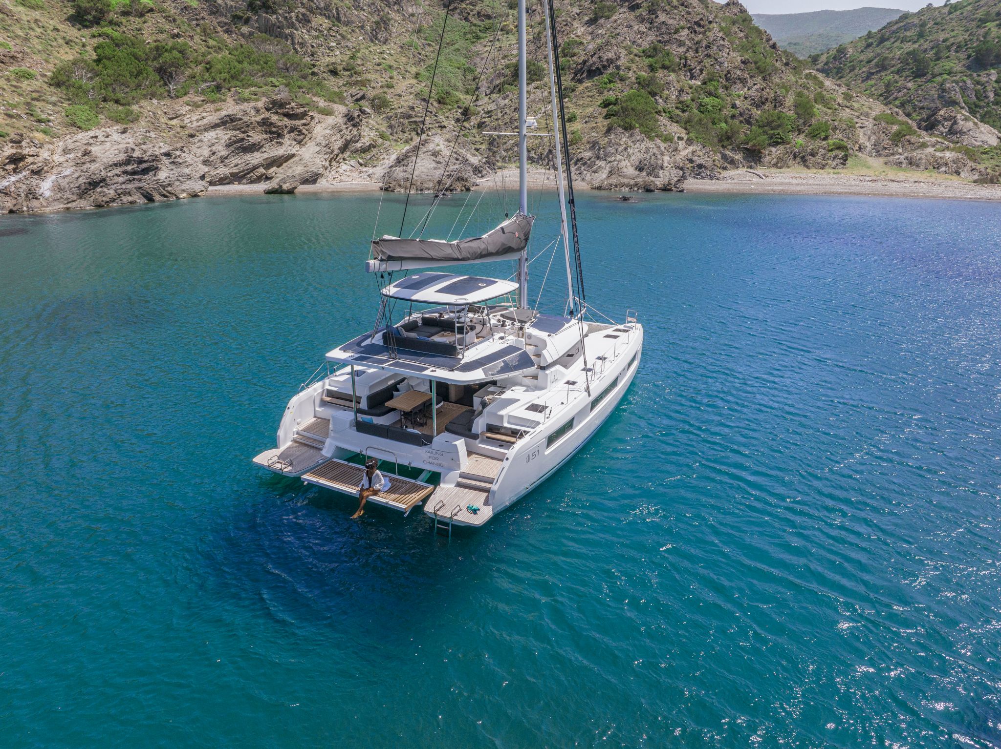 Catamaran de alquiler Lagoon 51 (6 cab) fondeado