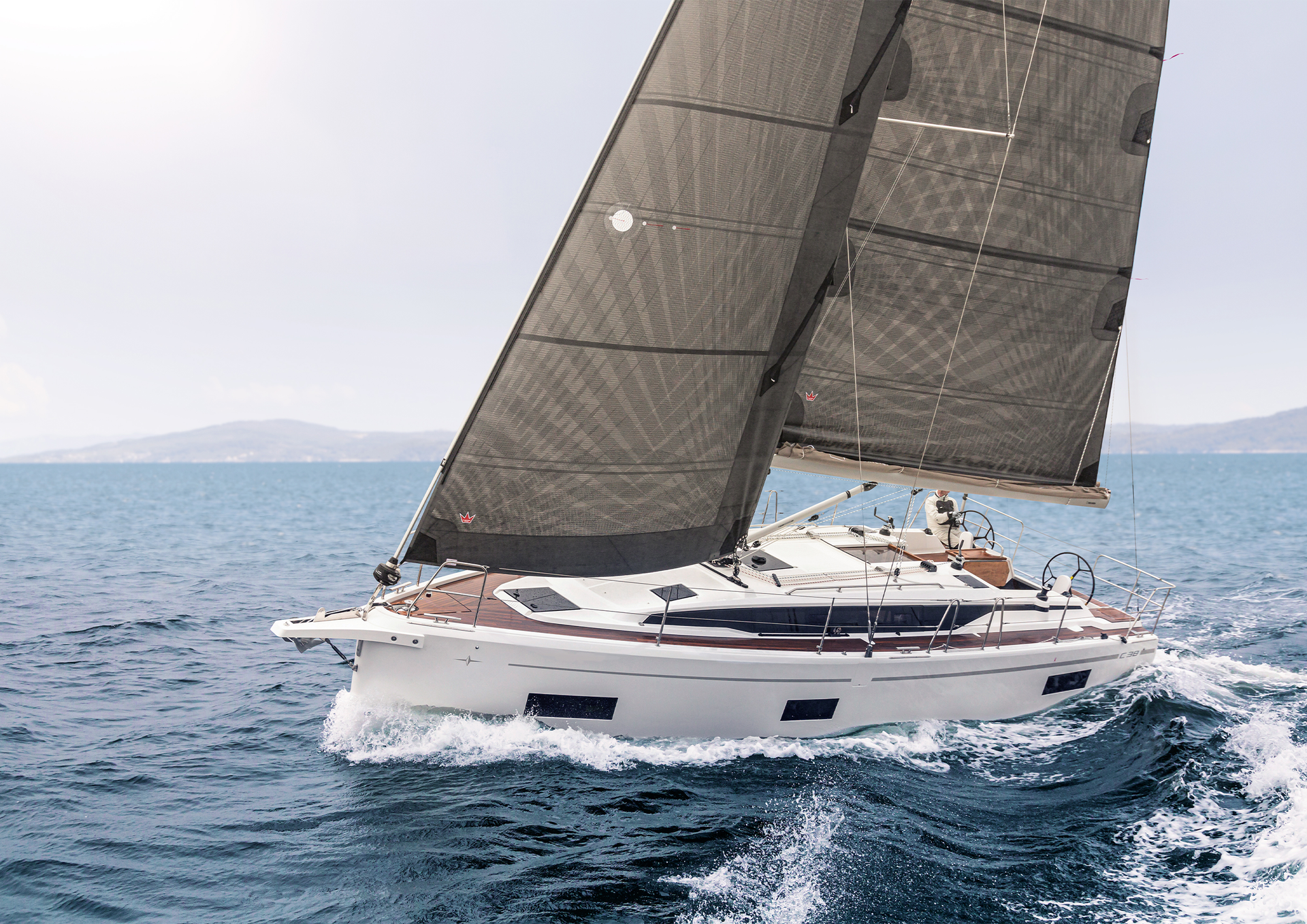 Velero de alquiler Bavaria C38 (3 cab) navegando