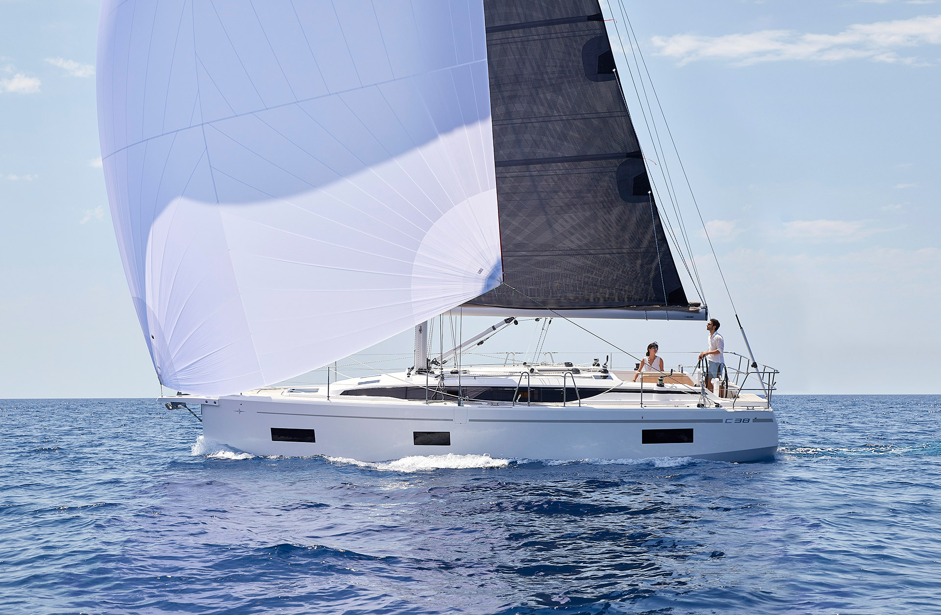 Velero de alquiler Bavaria C38 (3 cab) navegando