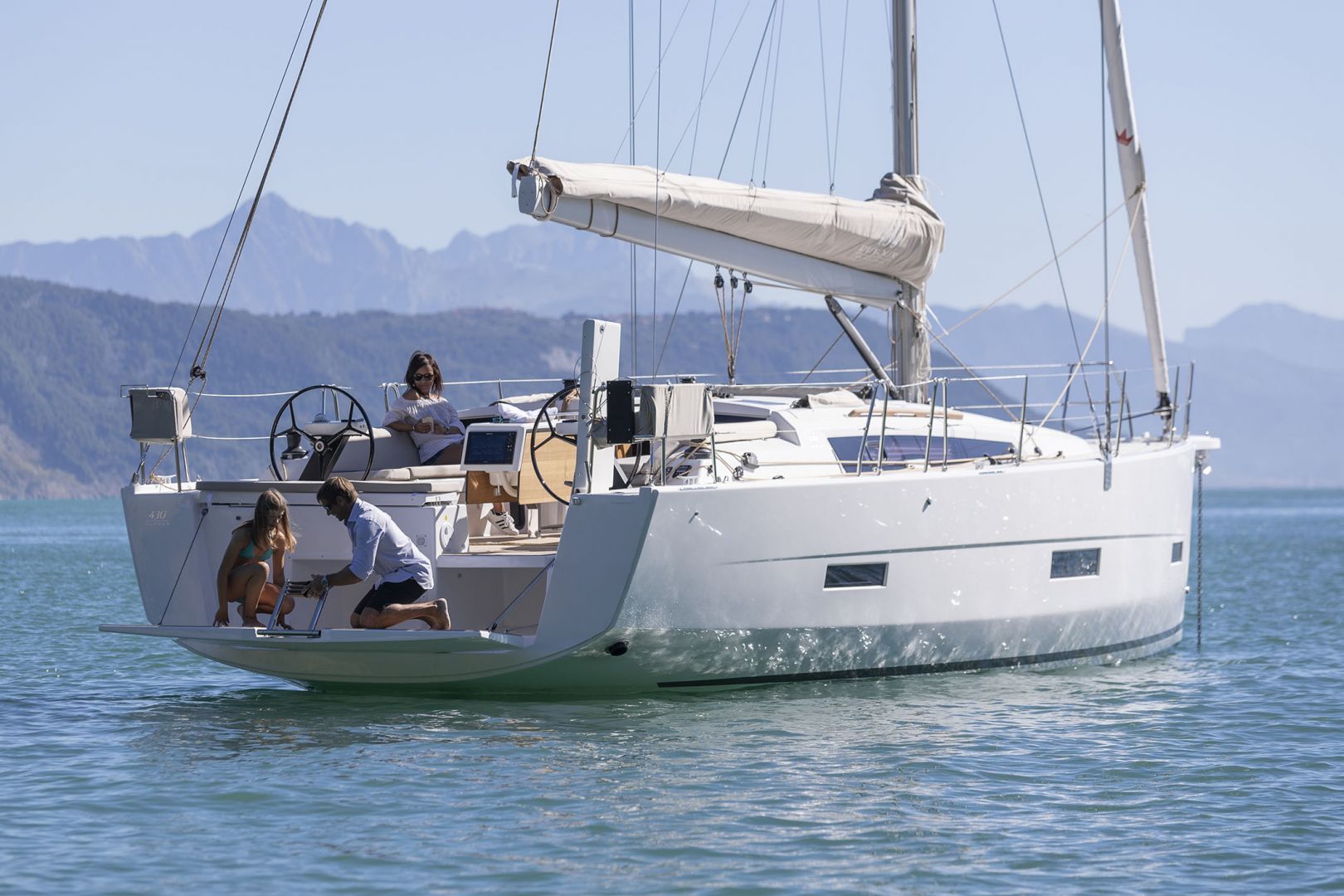 Velero de alquiler Dufour 430 (4 cab) fondeado