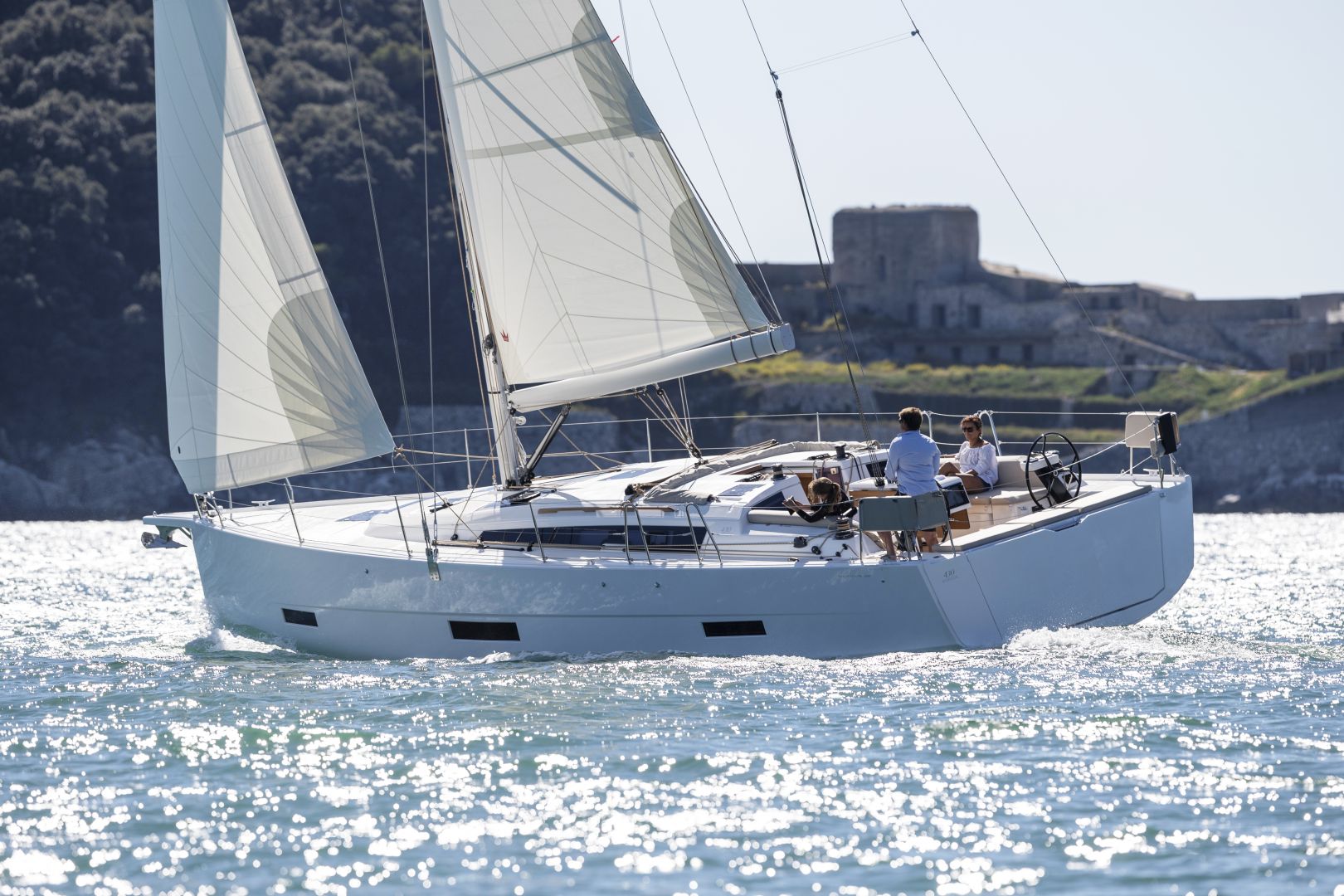 Velero de alquiler Dufour 430 (4 cab) navegando