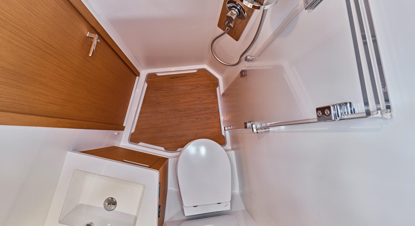 Velero de alquiler First 44 baño