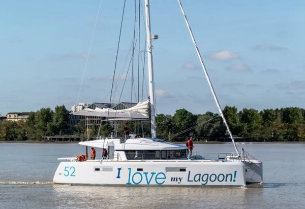 Catamaran de location  Lagoon 52 (4 + 1) naviguant