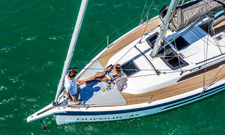 Rental sailing boat Dufour 37 (3 cab) bow