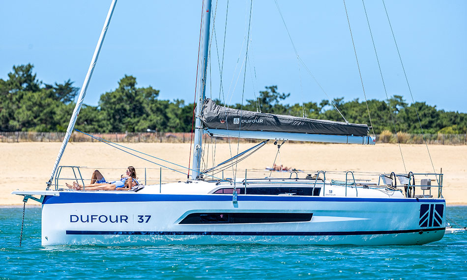 Velero de alquiler Dufour 37 (3 cab) fondeado