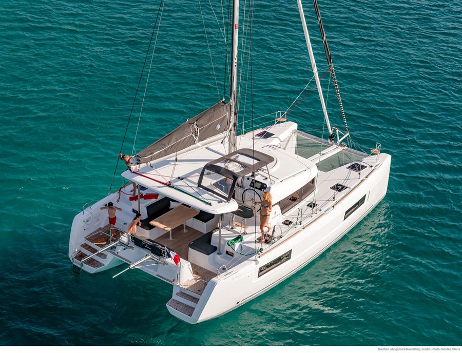 Rental catamaran Lagoon 40 (3+2 cab) anchored