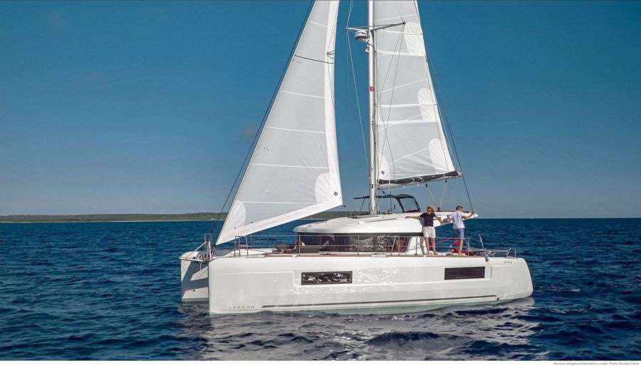 Catamaran de location Lagoon 40 (3+2 cab) naviguant