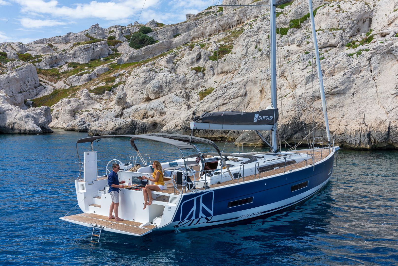 Velero de alquiler Dufour 530 fondeado