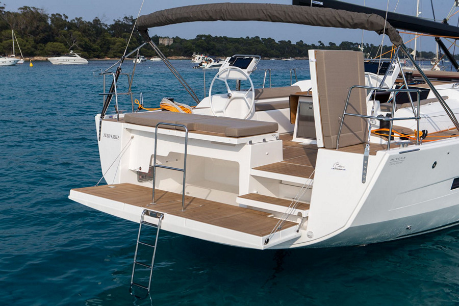 Velero de alquiler Dufour 56 plataforma de baño