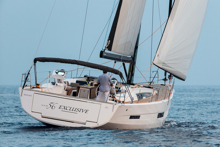 Velero de alquiler Dufour 56 navegando