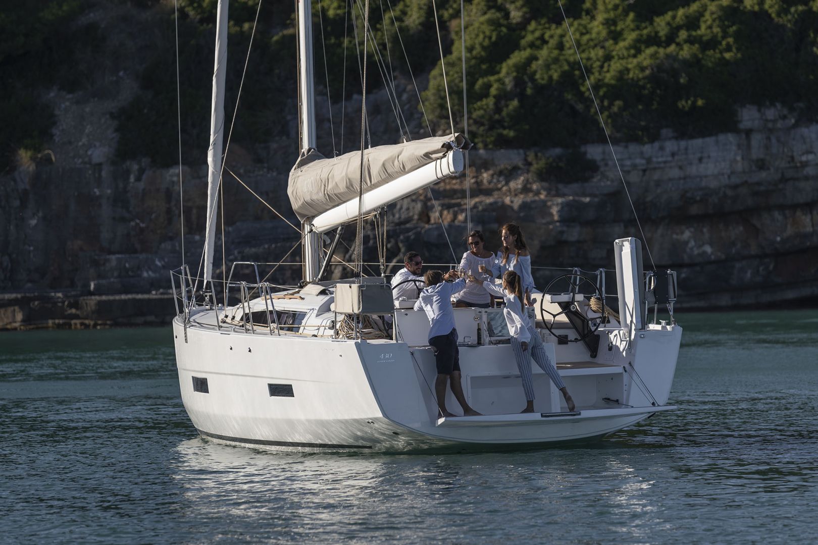 Rental sailing boat Dufour 430 stern