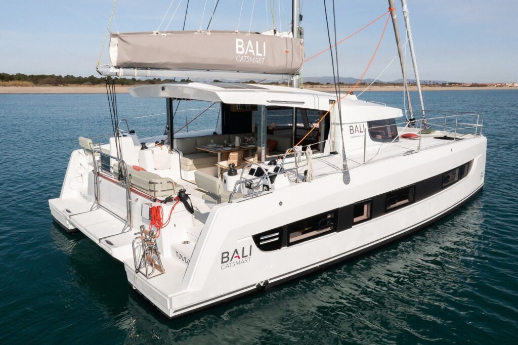 Charter catamaran Bali Catsmart 38 sailing