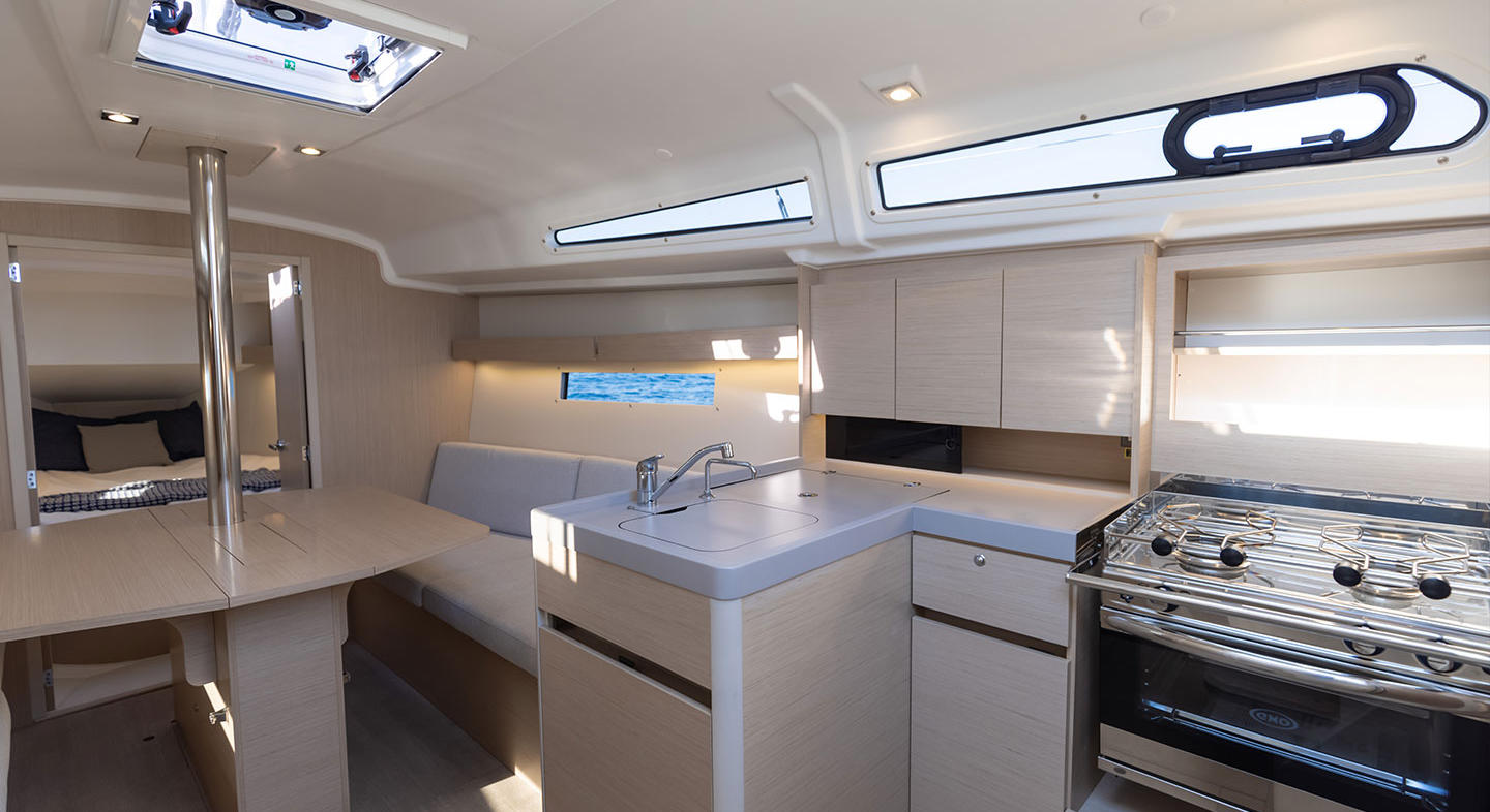 Velero de alquiler Oceanis 34.1 salón