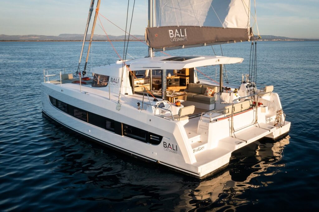 Charter catamaran Bali Catsmart 38 sailing