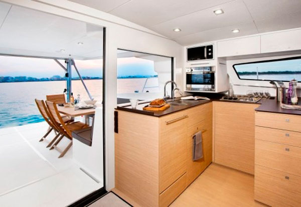 Bali 4.5 catamaran de alquiler, cocina