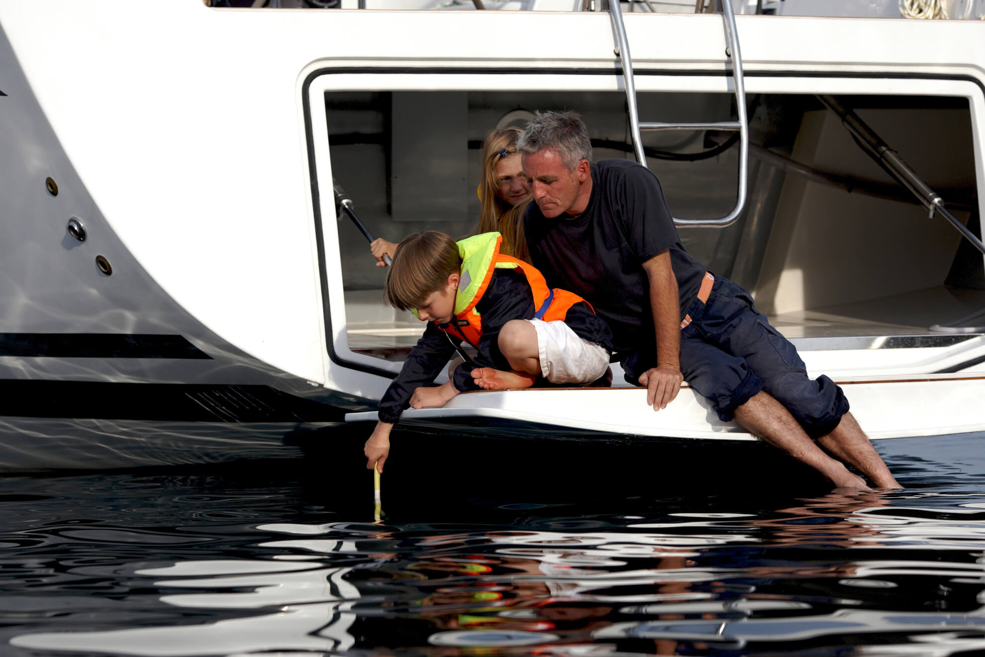 Velero de alquiler Hanse 540 plataforma de baño