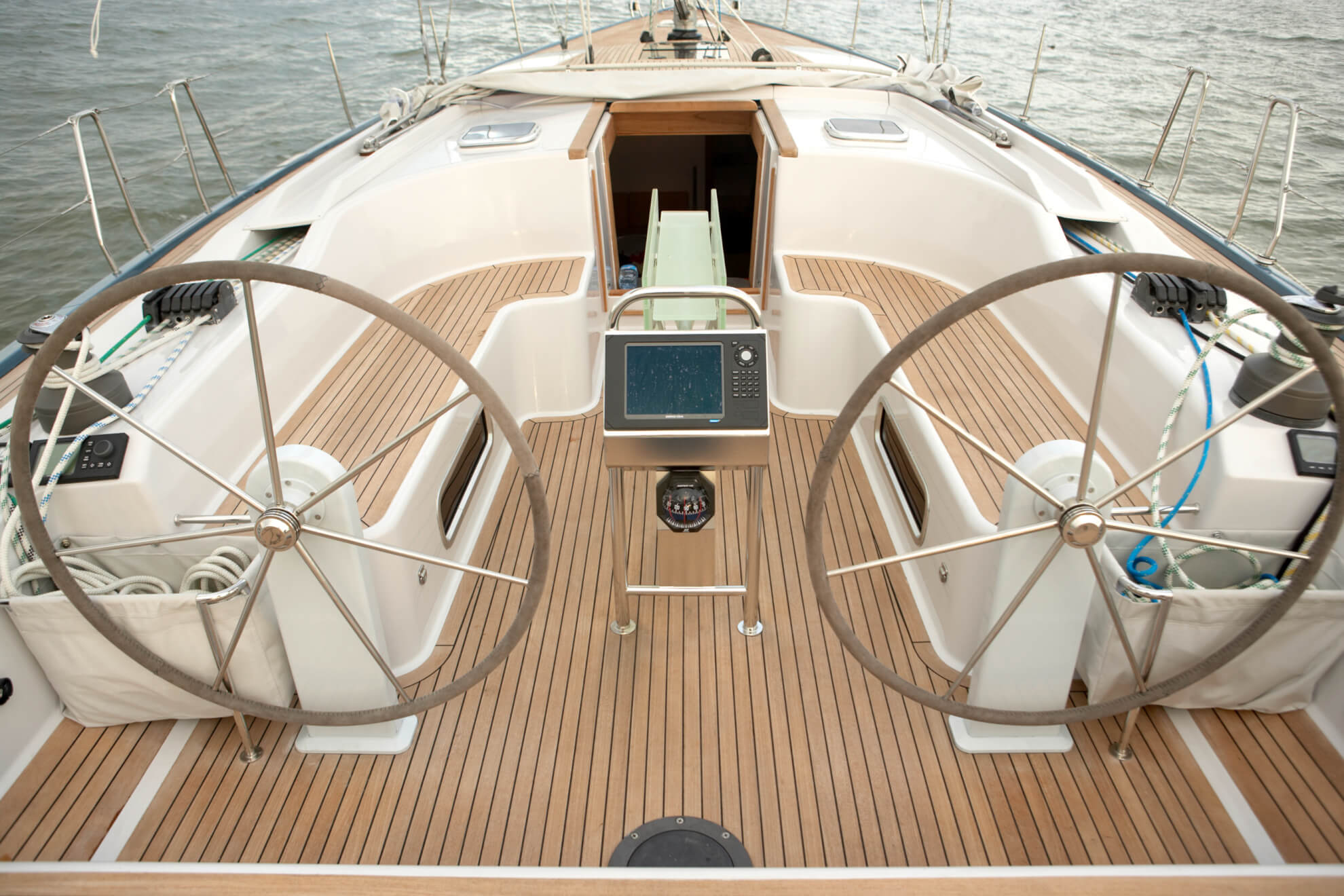 Rental sailing boat Hanse 540 cockpit