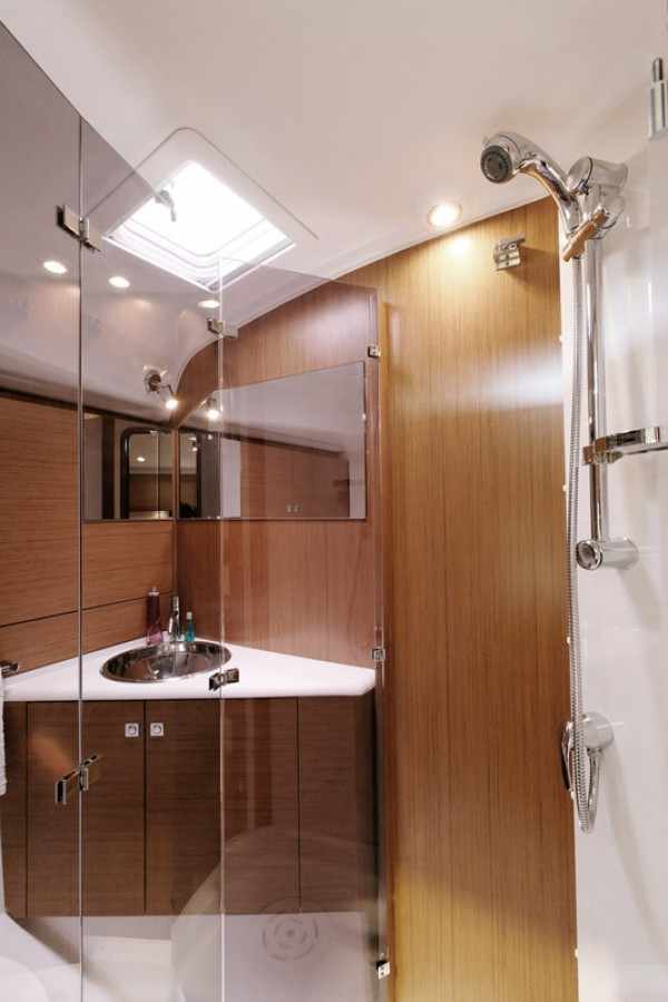 Sun Odyssey 45 DS sailboat charter, bath