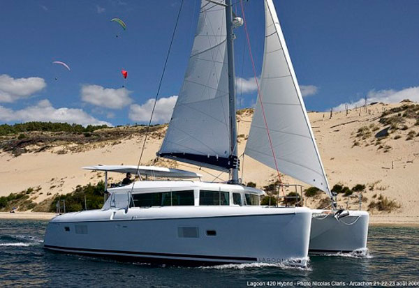 Catamaran de location Lagoon 420 naviguant