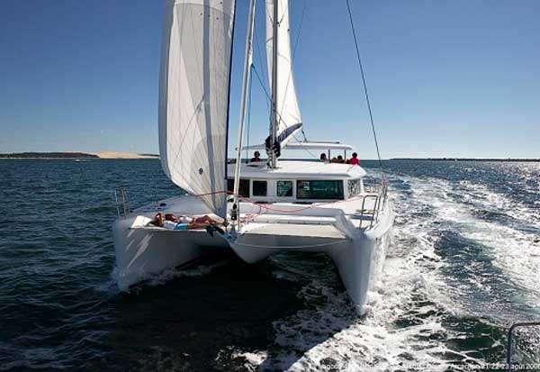 Catamaran de location Lagoon 420 naviguant