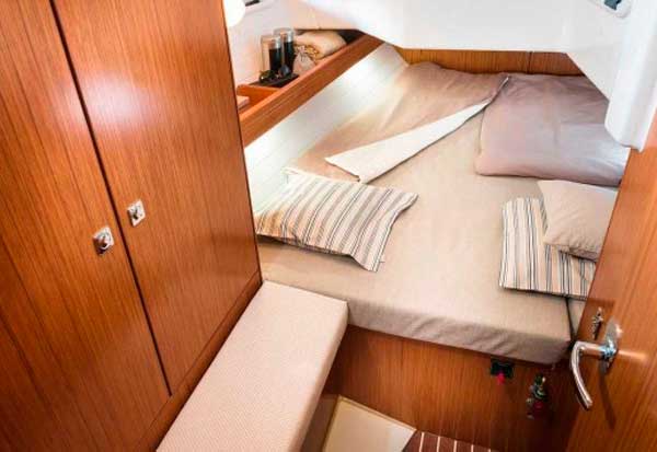 Veler de lloguer Bavaria 34 cruiser cabina